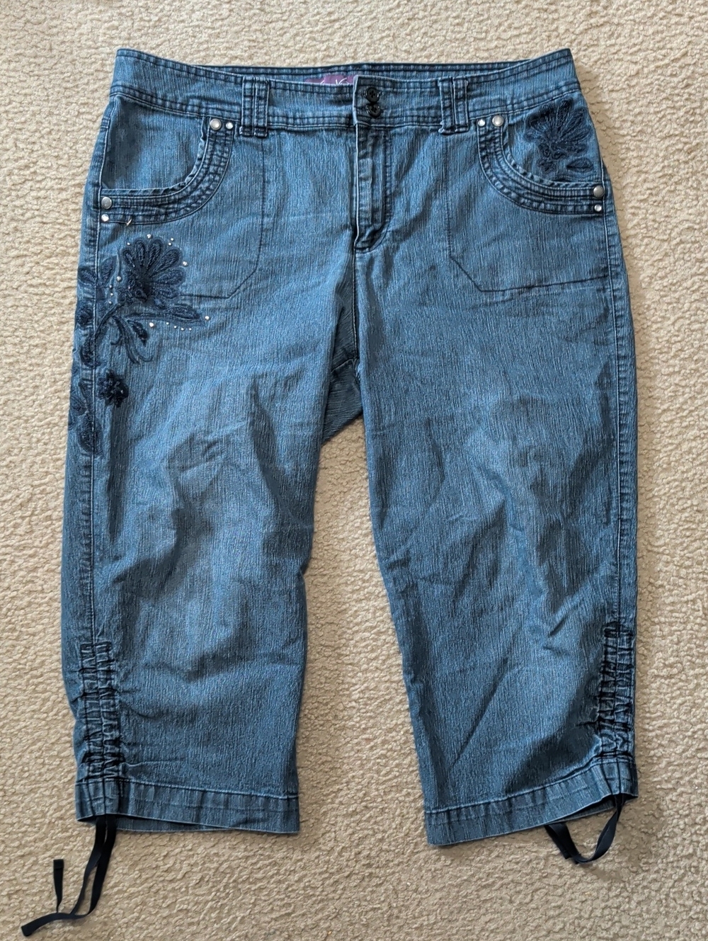 Gloria Vanderbilt Blue Embroidered Capri Jeans